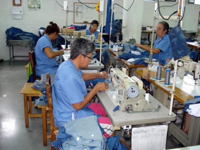 Trabajadores de una empresa textil en Colombia